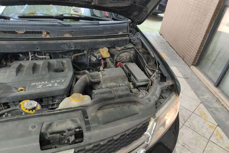 Used Dodge Journey 2013 2.4L Two-Wheel Drive Luxury Version Engine Bay Left