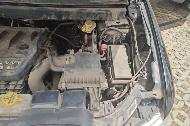 Used Dodge Journey 2013 2.4L Two-Wheel Drive Luxury Version Engine Bay Left