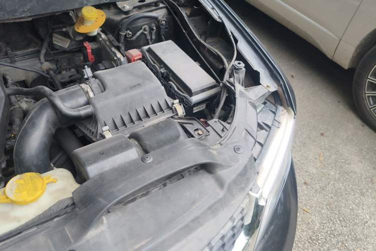 Used Dodge Journey 2013 2.4L Two-Wheel Drive Luxury Version Engine Bay Left