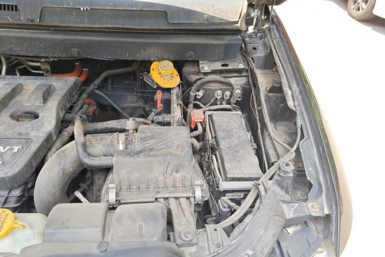 Used Dodge Journey 2013 2.4L Two-Wheel Drive Luxury Version Engine Bay Left