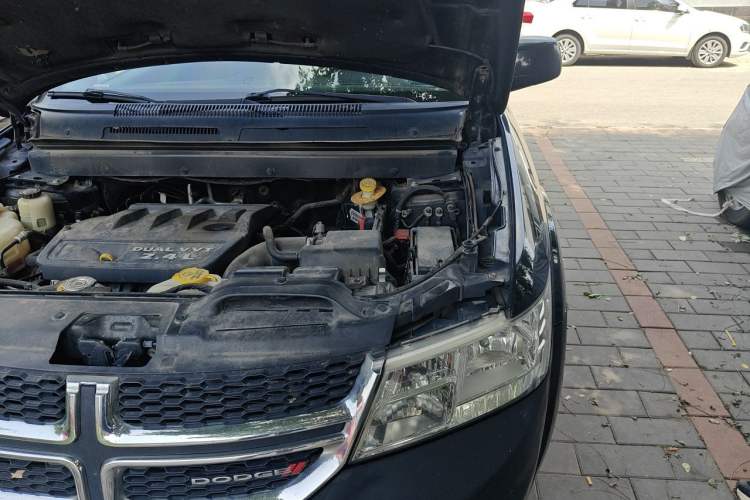 Used Dodge Journey 2013 2.4L Two-Wheel Drive Luxury Version Engine Bay Left