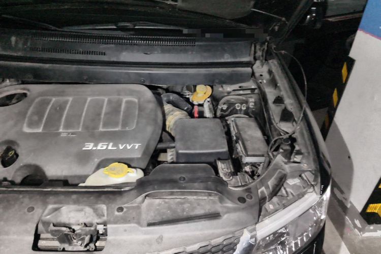 Used Dodge Journey 2013 3.6L Four-Wheel Drive Flagship Edition Engine Bay Left