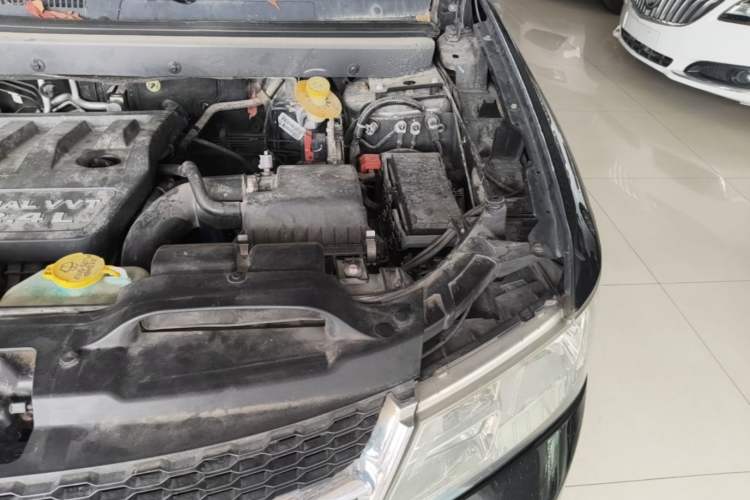 Used Dodge Journey 2013 2.4L Two-Wheel Drive Luxury Version Engine Bay Left