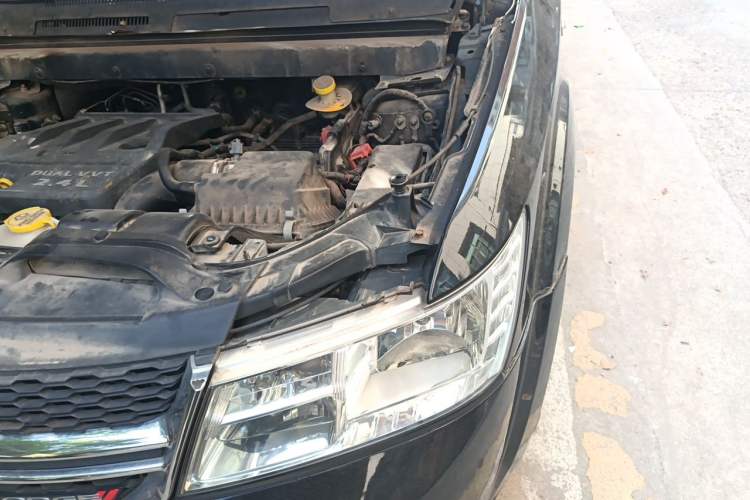 Used Dodge Journey 2013 2.4L Two-Wheel Drive Luxury Version Engine Bay Left