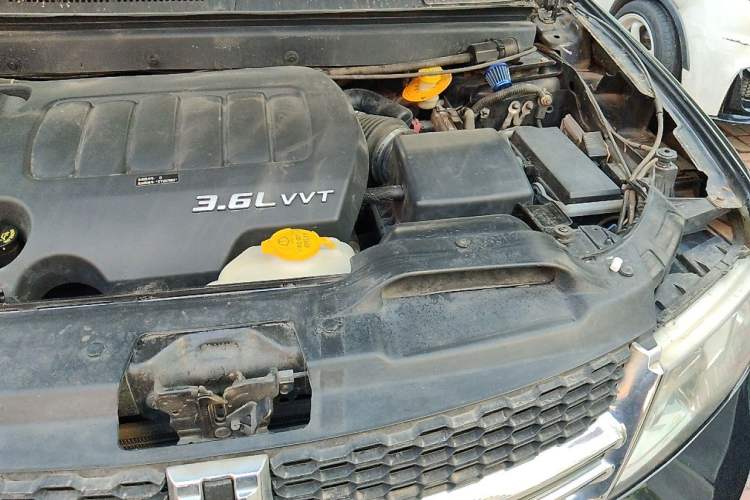 Used Dodge Journey 2013 3.6L Four-Wheel Drive Flagship Edition Engine Bay Left