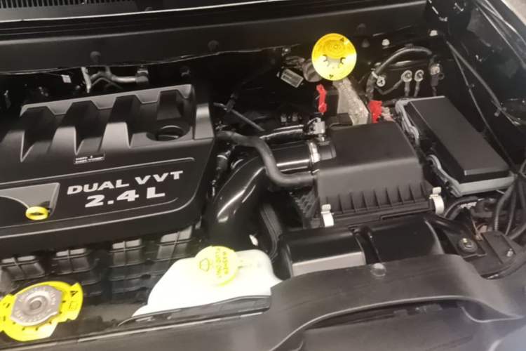 Used Dodge Journey 2013 2.4L Two-Wheel Drive Luxury Version Engine Bay Left