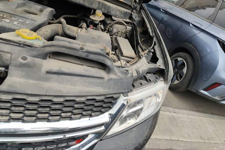 Used Dodge Journey 2013 2.4L Two-Wheel Drive Luxury Version Engine Bay Left