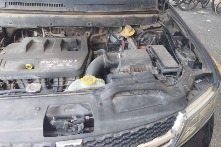 Used Dodge Journey 2013 2.4L Two-Wheel Drive Luxury Version Engine Bay Left