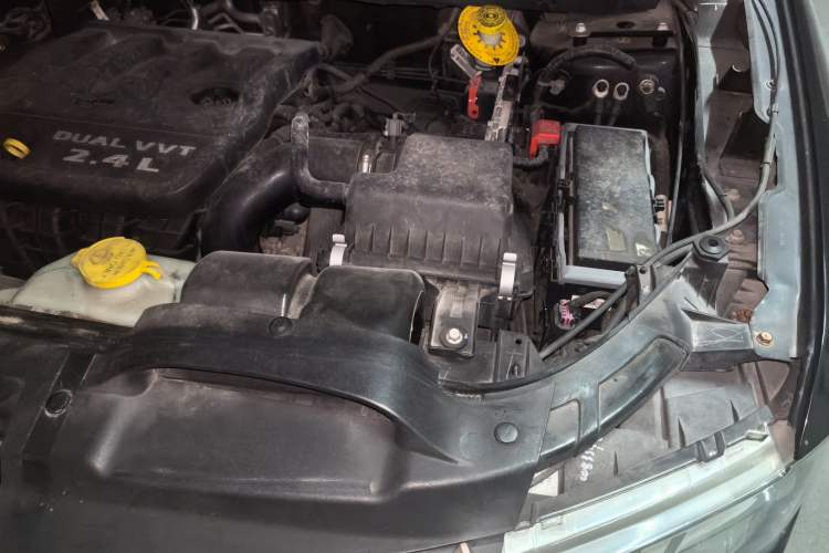 Used Dodge Journey 2013 2.4L Two-Wheel Drive Luxury Version Engine Bay Left