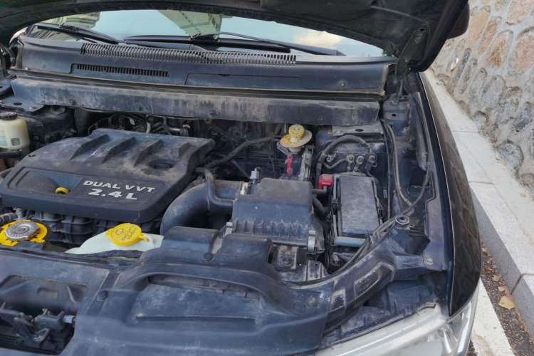 Used Dodge Journey 2013 2.4L Two-Wheel Drive Luxury Version Engine Bay Left