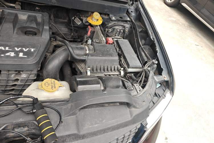 Used Dodge Journey 2013 2.4L Two-Wheel Drive Luxury Version Engine Bay Left