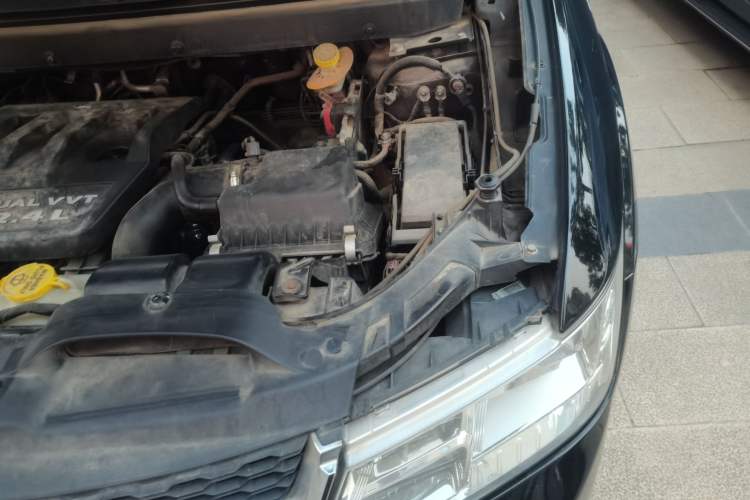Used Dodge Journey 2013 2.4L Two-Wheel-Drive Smart Edition Engine Bay Left
