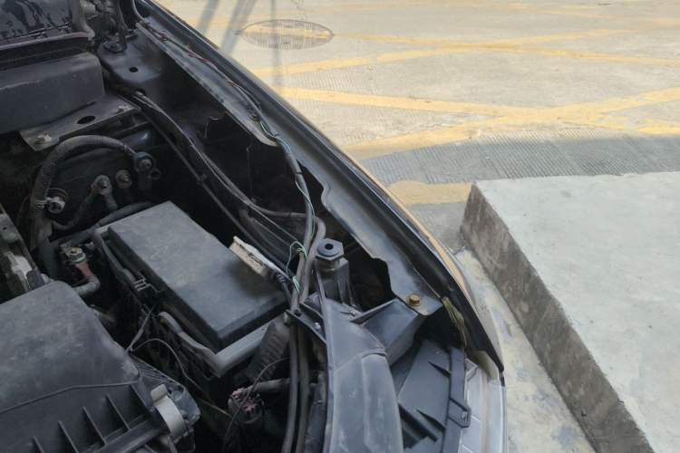 Used Dodge Journey 2013 2.4L Two-Wheel-Drive Smart Edition Engine Bay Left
