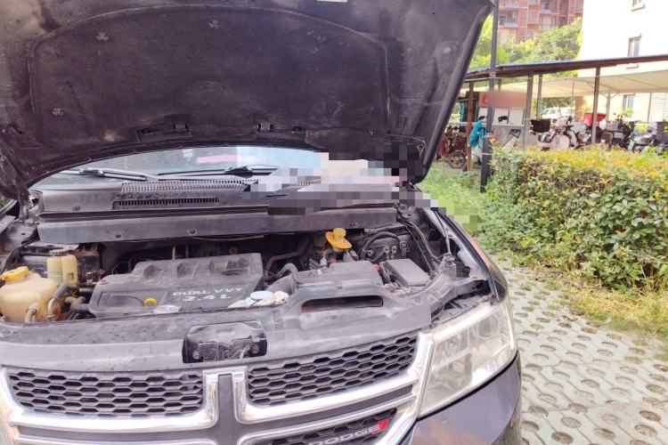 Used Dodge Journey 2013 2.4L Two-Wheel Drive Luxury Version Engine Bay Left