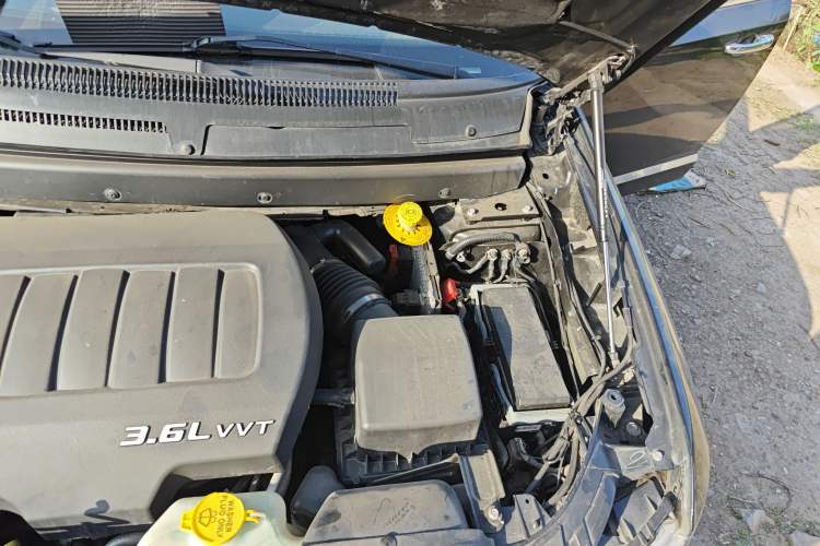 Used Dodge Journey 2013 3.6L Four-Wheel Drive Flagship Edition Engine Bay Left