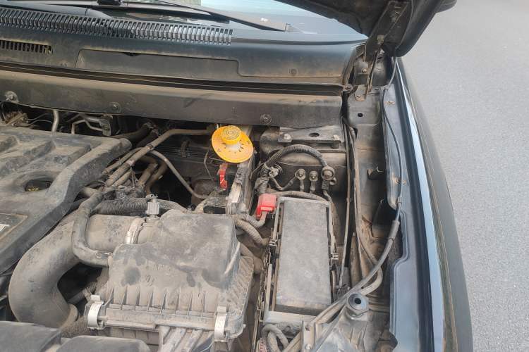 Used Dodge Journey 2013 2.4L Two-Wheel Drive Luxury Version Engine Bay Left