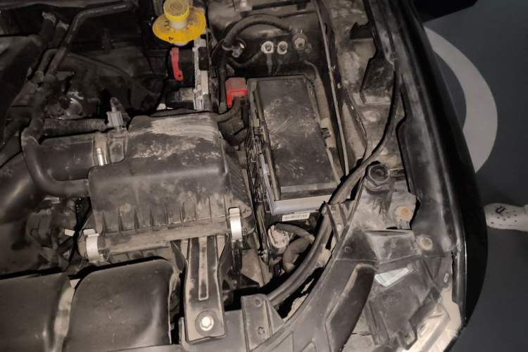 Used Dodge Journey 2013 2.4L Two-Wheel Drive Luxury Version Engine Bay Left