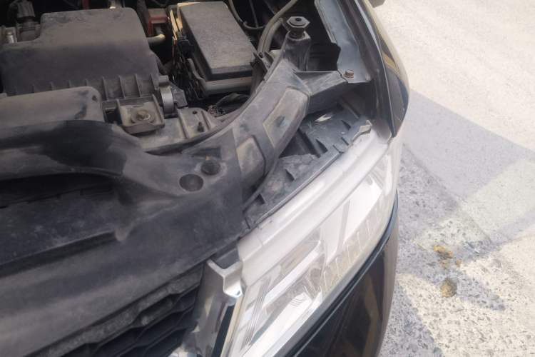 Used Dodge Journey 2013 2.4L Two-Wheel Drive Luxury Version Engine Bay Left