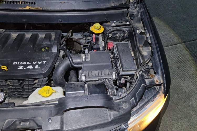 Used Dodge Journey 2013 2.4L Two-Wheel Drive Luxury Version Engine Bay Left