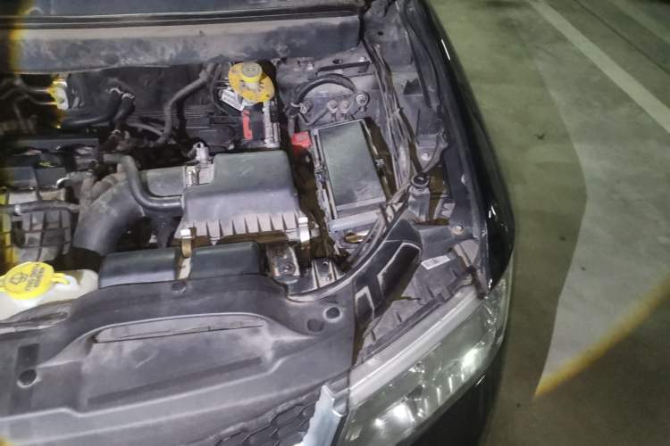 Used Dodge Journey 2013 2.4L Two-Wheel Drive Luxury Version Engine Bay Left