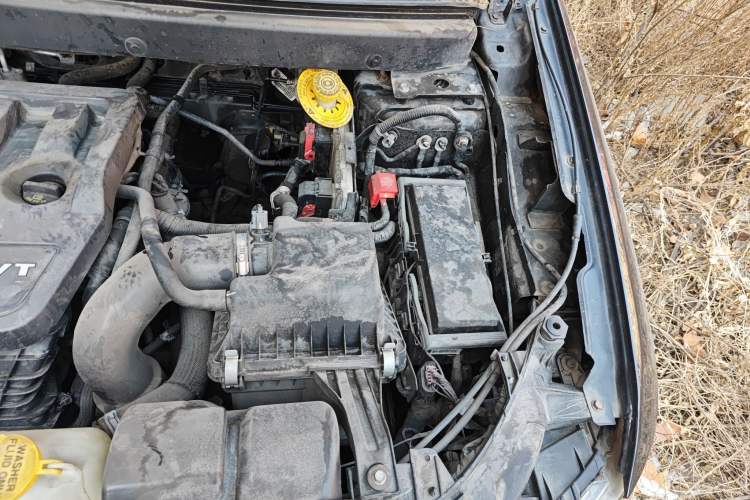 Used Dodge Journey 2013 2.4L Two-Wheel Drive Luxury Version Engine Bay Left