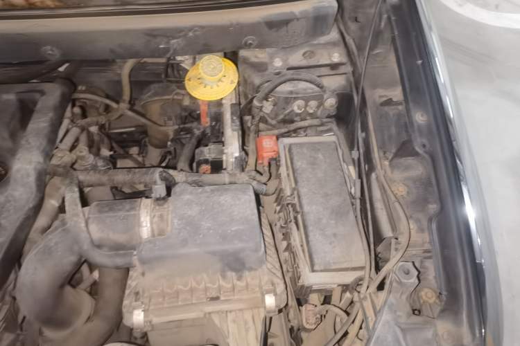 Used Dodge Journey 2013 2.4L Two-Wheel Drive Luxury Version Engine Bay Left