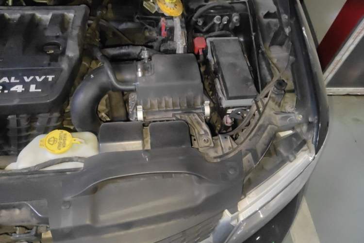 Used Dodge Journey 2013 2.4L Two-Wheel Drive Luxury Version Engine Bay Left