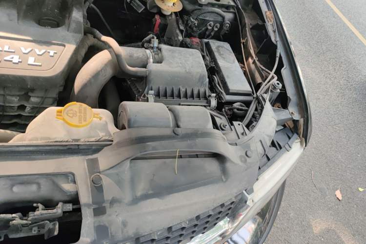 Used Dodge Journey 2013 2.4L Two-Wheel Drive Luxury Version Engine Bay Left