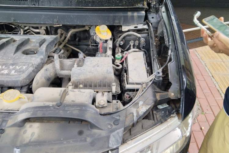 Used Dodge Journey 2013 2.4L Two-Wheel Drive Luxury Version Engine Bay Left