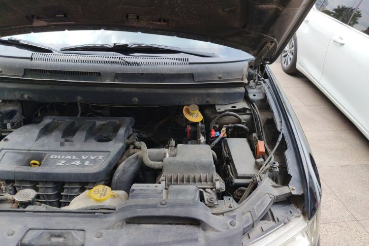 Used Dodge Journey 2013 2.4L Two-Wheel Drive Luxury Version Engine Bay Left