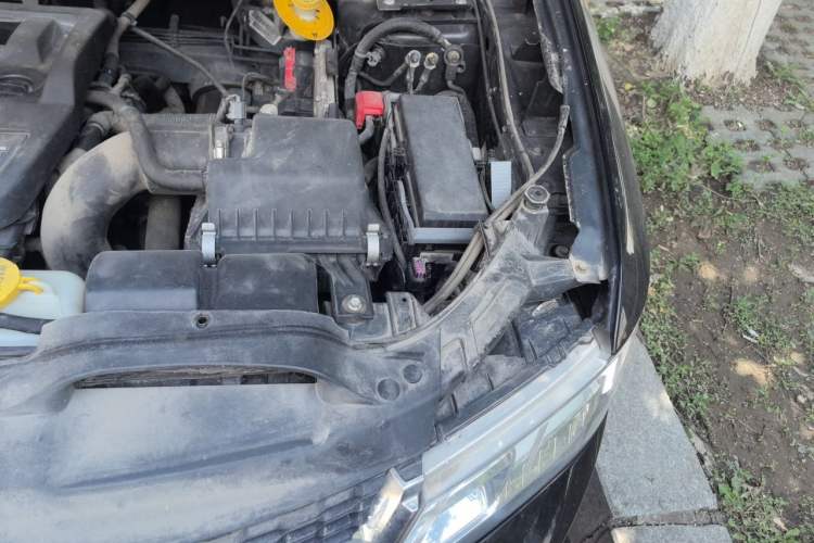 Used Dodge Journey 2013 2.4L Two-Wheel Drive Luxury Version Engine Bay Left