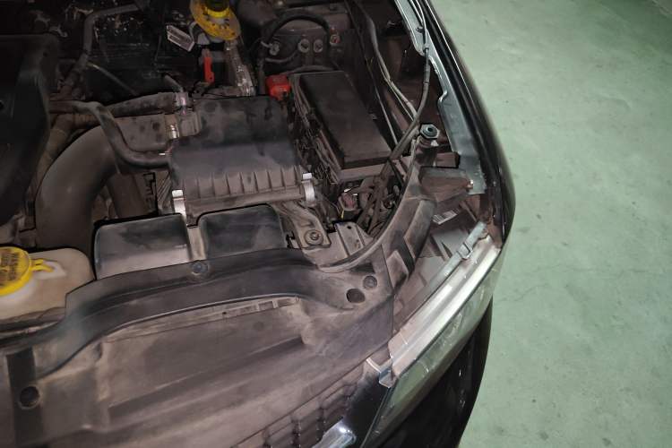 Used Dodge Journey 2013 2.4L Two-Wheel Drive Luxury Version Engine Bay Left