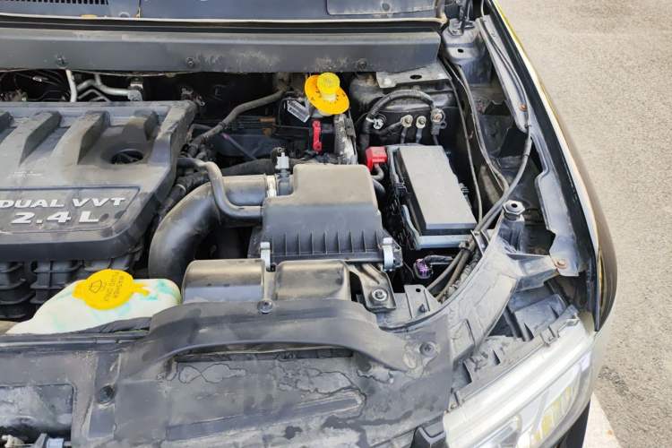 Used Dodge Journey 2013 2.4L Two-Wheel Drive Luxury Version Engine Bay Left