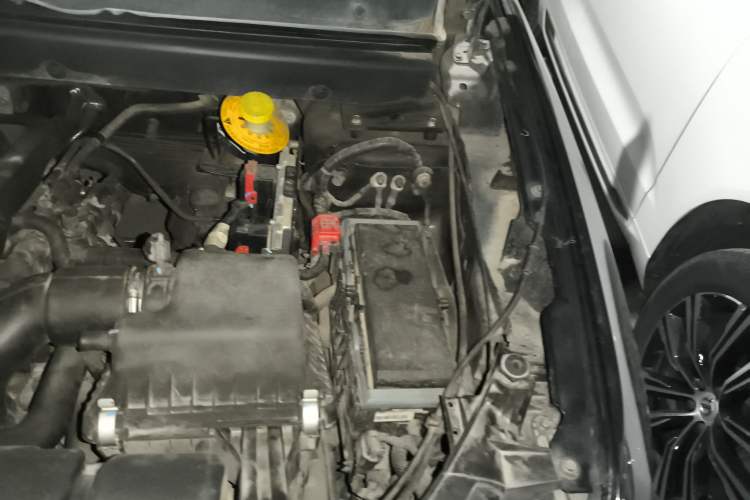 Used Dodge Journey 2013 2.4L Two-Wheel Drive Luxury Version Engine Bay Left