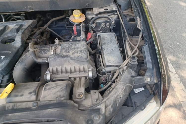 Used Dodge Journey 2013 2.4L Two-Wheel Drive Luxury Version Engine Bay Left