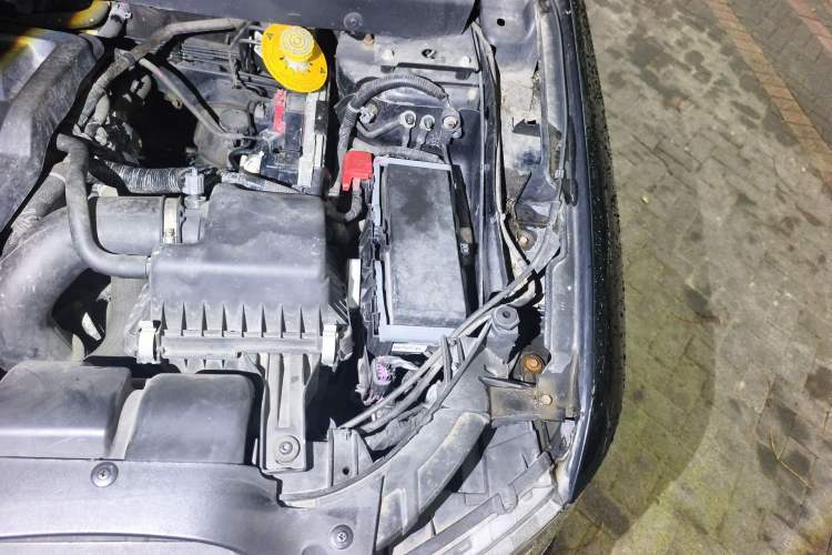 Used Dodge Journey 2013 2.4L Two-Wheel Drive Luxury Version Engine Bay Left