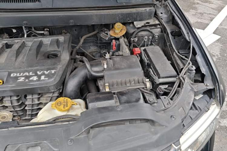 Used Dodge Journey 2013 2.4L Two-Wheel Drive Luxury Version Engine Bay Left