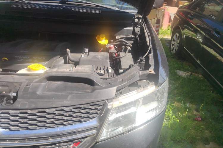 Used Dodge Journey 2013 2.4L Two-Wheel Drive Luxury Version Engine Bay Left