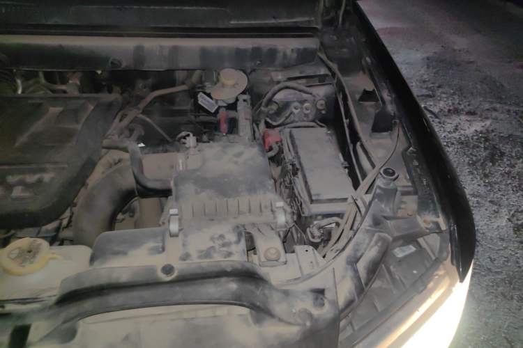 Used Dodge Journey 2013 2.4L Two-Wheel Drive Luxury Version Engine Bay Left