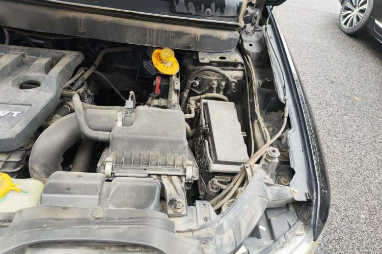 Used Dodge Journey 2013 2.4L Two-Wheel Drive Luxury Version Engine Bay Left
