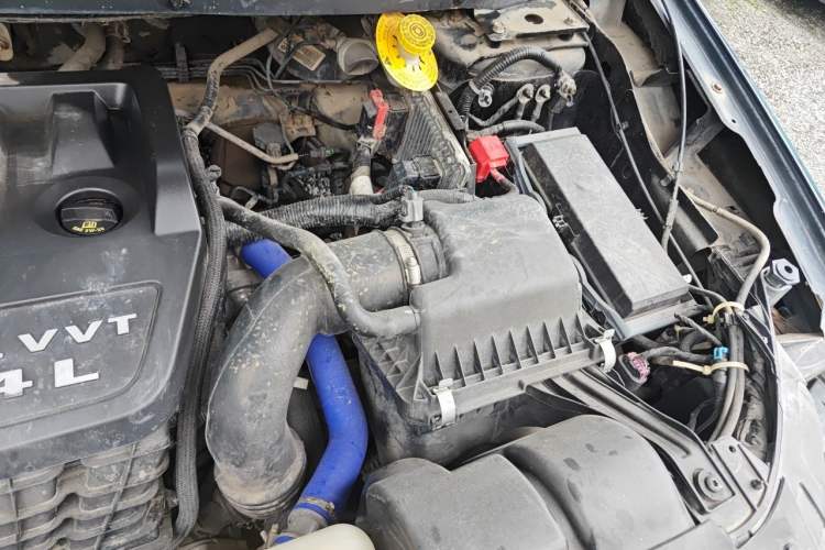 Used Dodge Journey 2013 2.4L Two-Wheel Drive Luxury Version Engine Bay Left