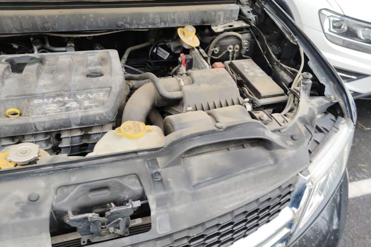 Used Dodge Journey 2013 2.4L Two-Wheel Drive Luxury Version Engine Bay Left