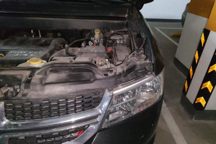 Used Dodge Journey 2013 2.4L Two-Wheel Drive Luxury Version Engine Bay Left