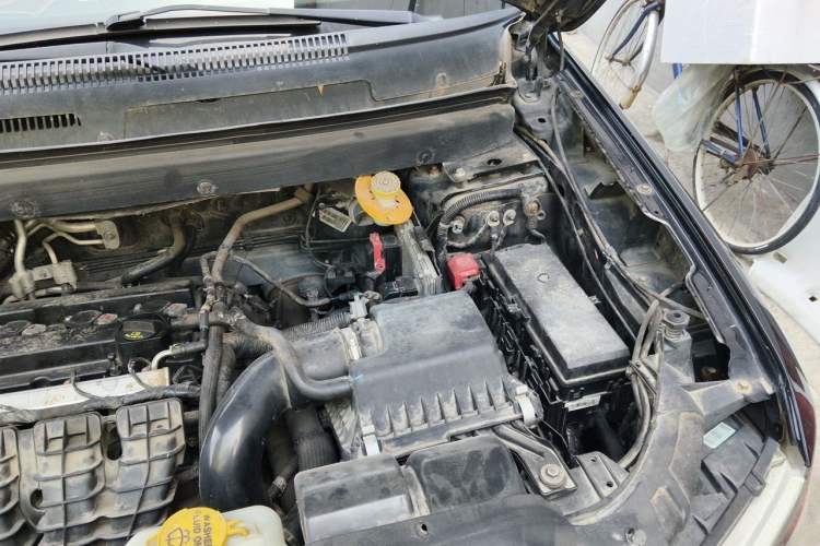 Used Dodge Journey 2013 2.4L Two-Wheel Drive Luxury Version Engine Bay Left