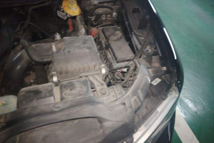 Used Dodge Journey 2013 2.4L Two-Wheel Drive Luxury Version Engine Bay Left