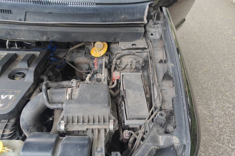 Used Dodge Journey 2013 2.4L Two-Wheel Drive Luxury Version Engine Bay Left