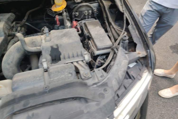 Used Dodge Journey 2013 2.4L Two-Wheel Drive Luxury Version Engine Bay Left