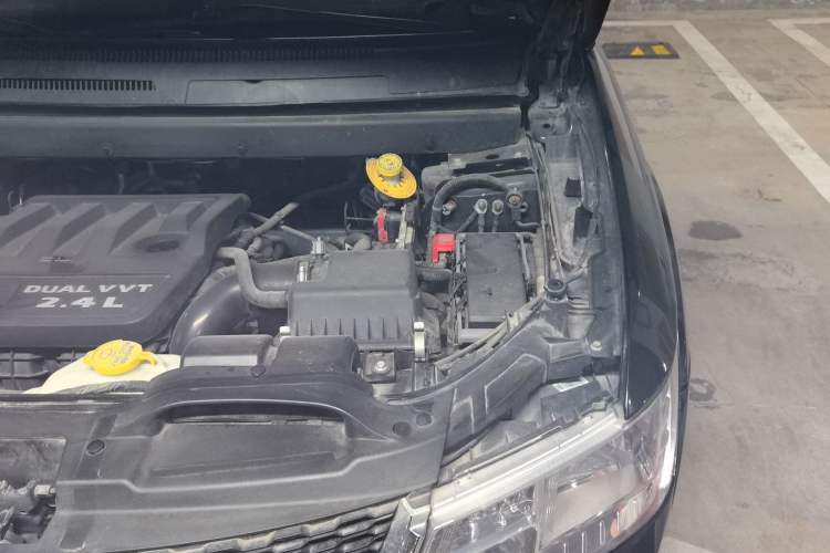 Used Dodge Journey 2013 2.4L Two-Wheel Drive Luxury Version Engine Bay Left