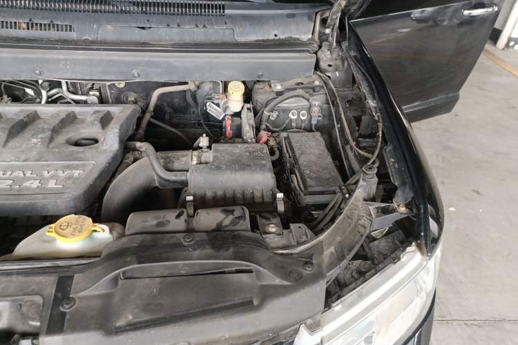 Used Dodge Journey 2013 2.4L Two-Wheel Drive Luxury Version Engine Bay Left