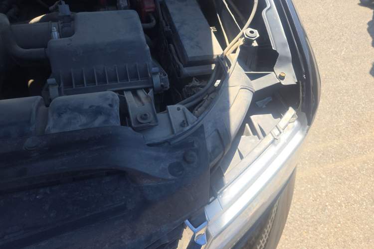 Used Dodge Journey 2013 2.4L Two-Wheel Drive Luxury Version Engine Bay Left